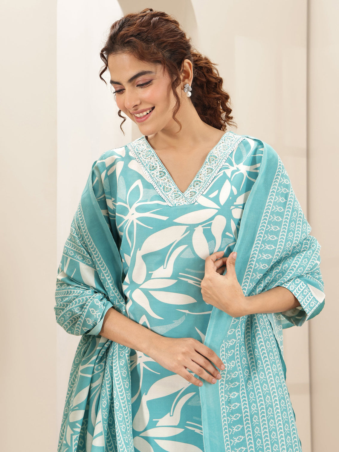 Mameraa Turquoise Blue Printed Cotton Blend Straight Suit Sets With Dupatta
