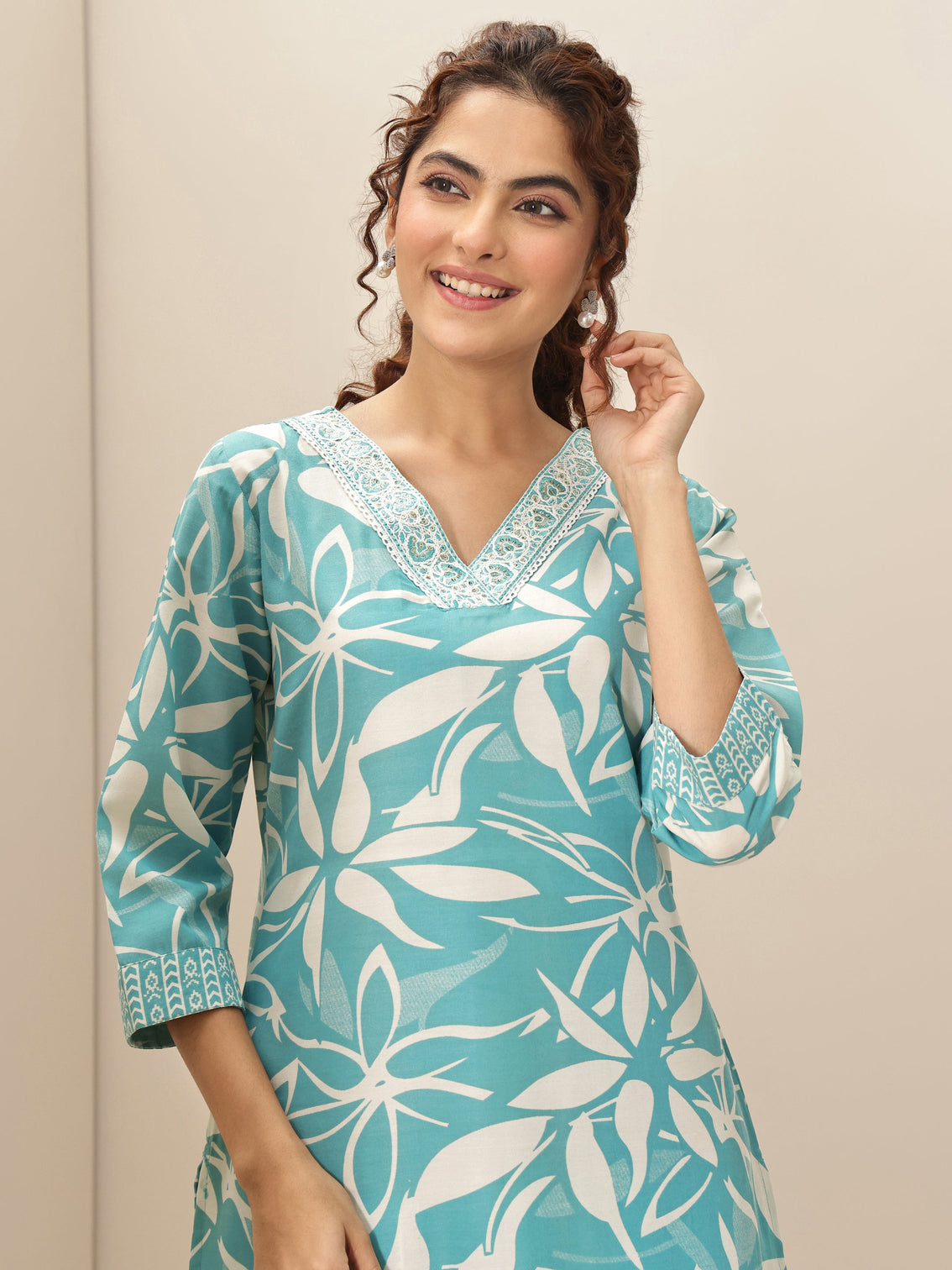 Mameraa Turquoise Blue Printed Cotton Blend Straight Suit Sets With Dupatta