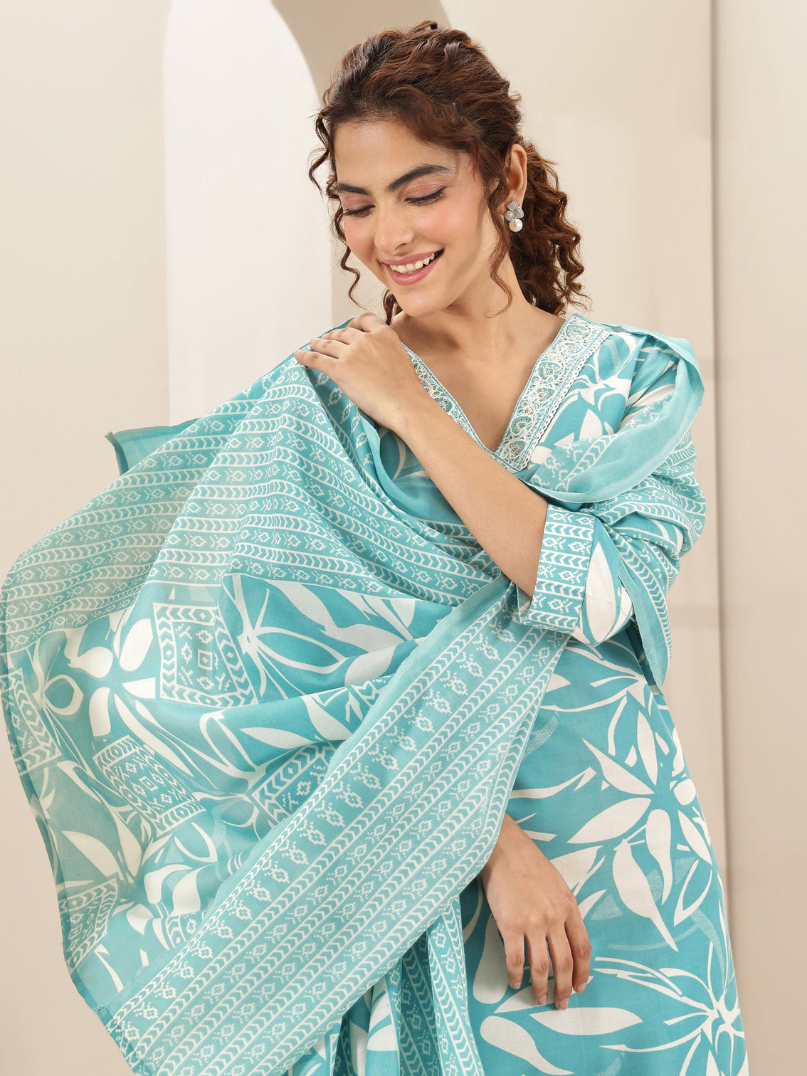 Mameraa Turquoise Blue Printed Cotton Blend Straight Suit Sets With Dupatta