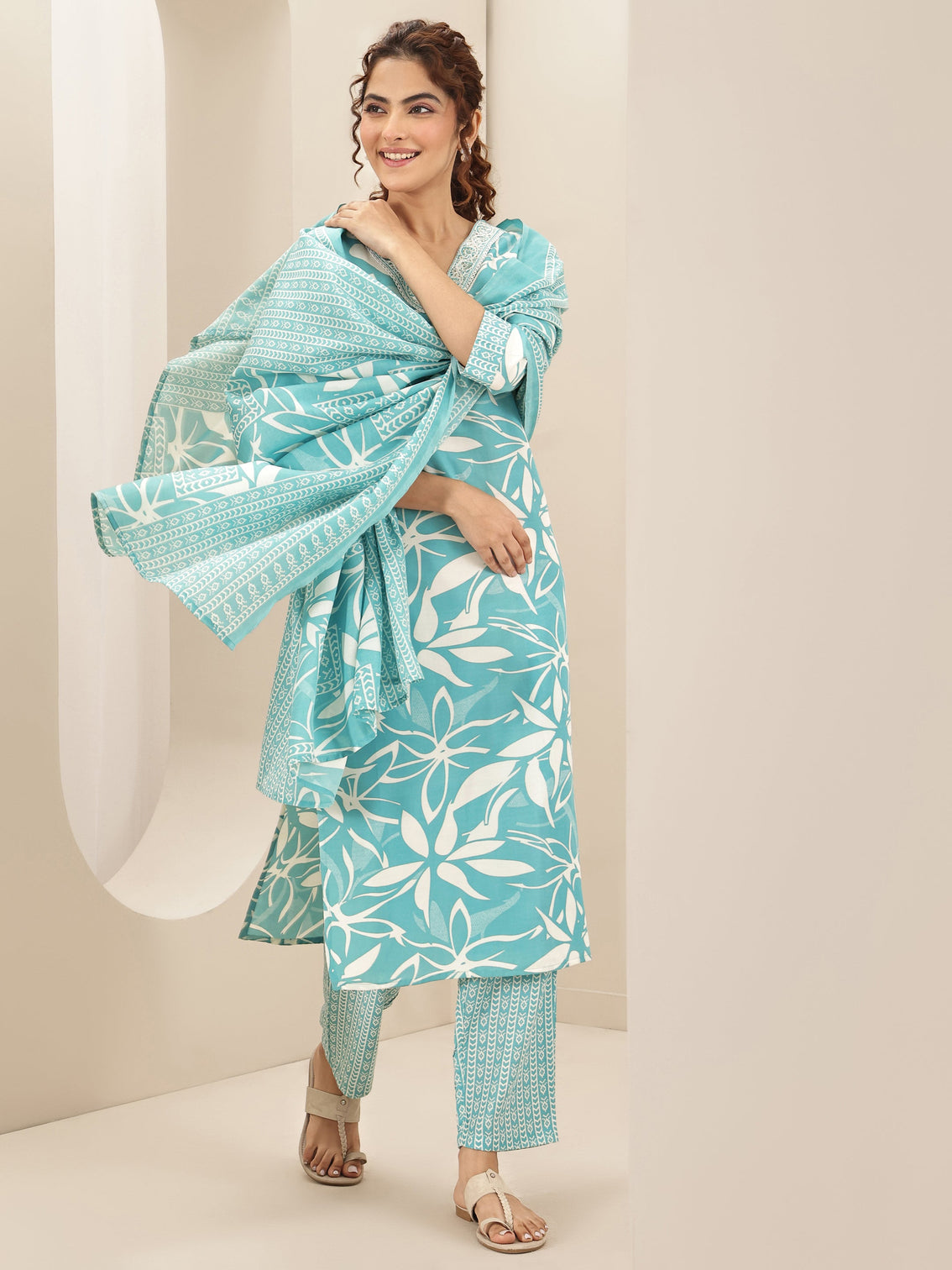 Mameraa Turquoise Blue Printed Cotton Blend Straight Suit Sets With Dupatta