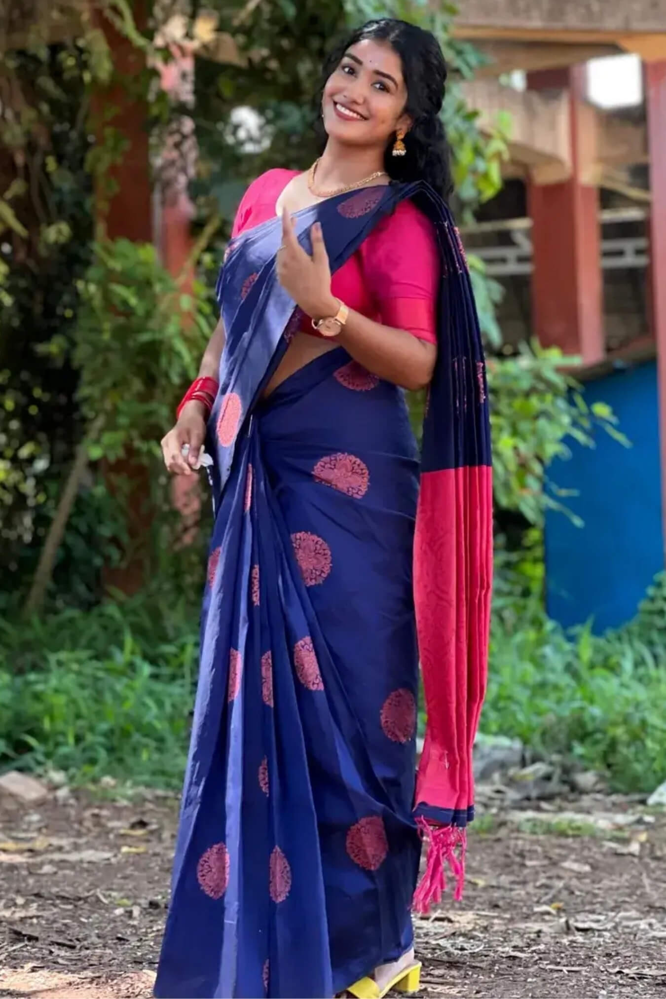 Dissemble Blue Soft Silk Saree With Chatoyant Blouse Piece
