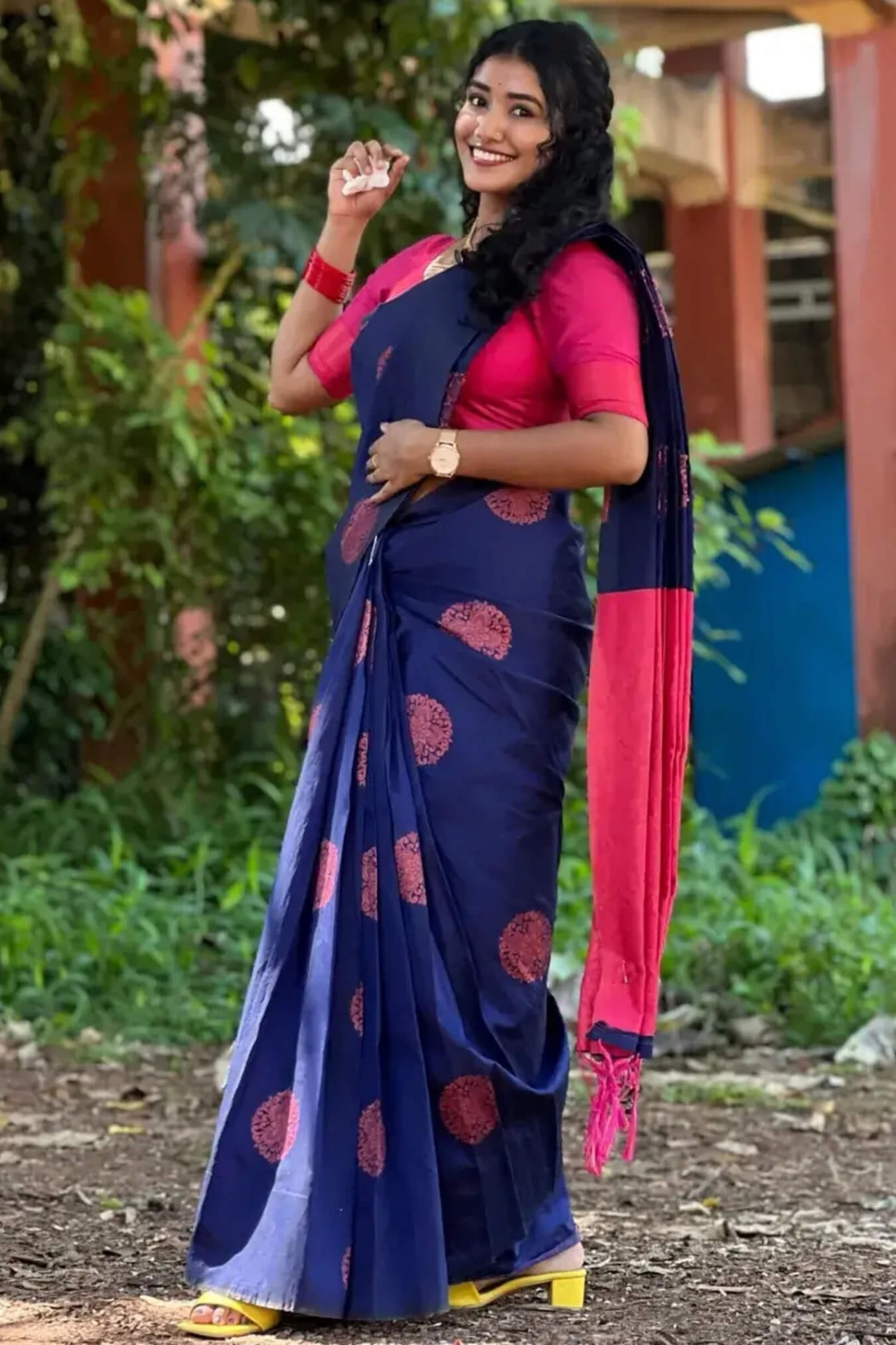 Dissemble Blue Soft Silk Saree With Chatoyant Blouse Piece