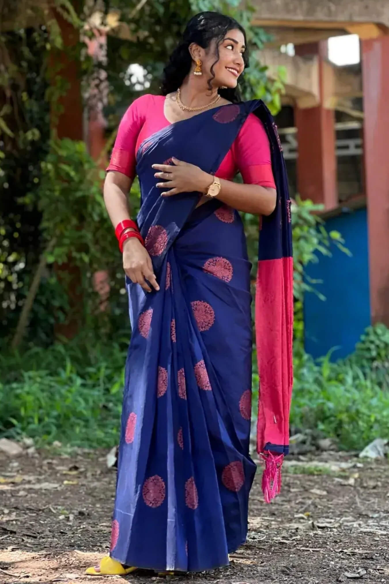 Dissemble Blue Soft Silk Saree With Chatoyant Blouse Piece