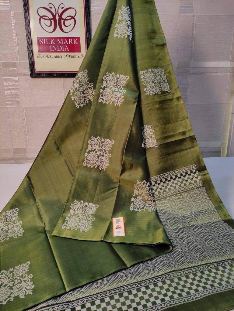 Attractive Green Soft Silk Saree With Extraordinary Blouse Piece