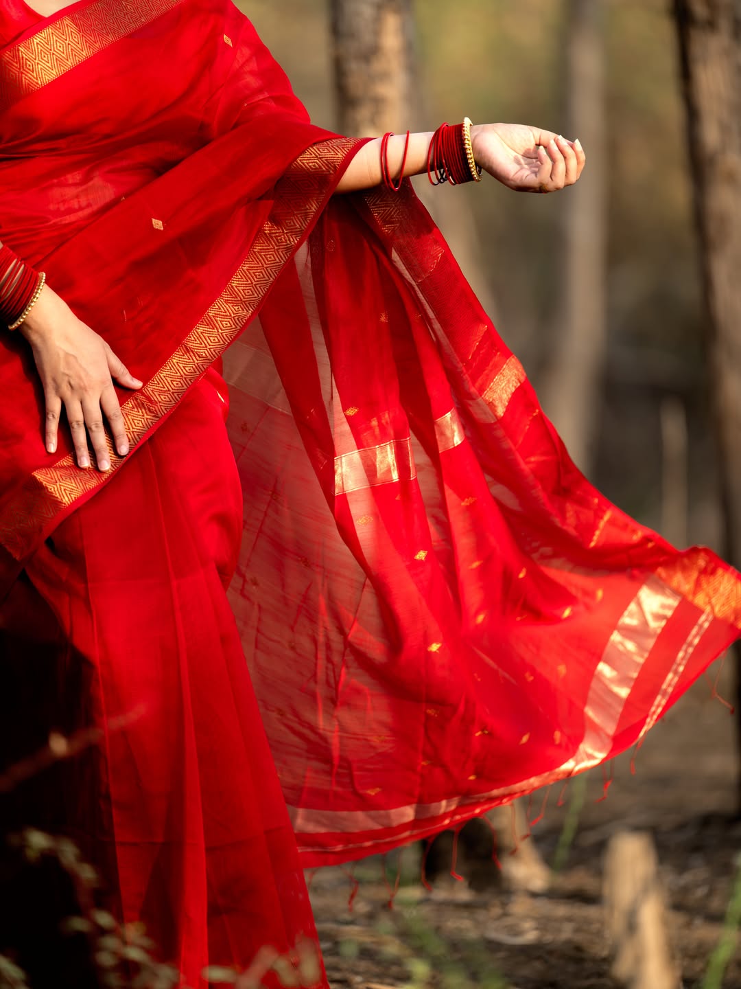 Murmurous Red Cotton Silk Saree With Capricious Blouse Piece