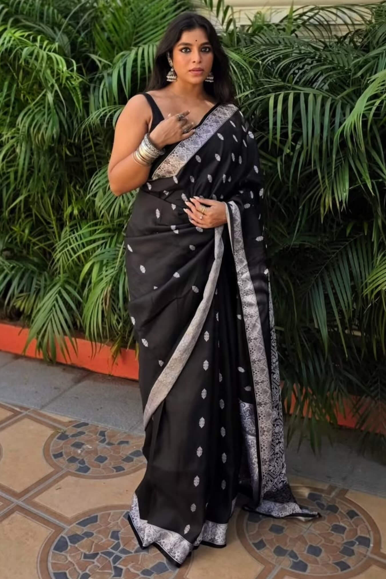 Glowing Black Soft Silk Saree With Lovely Blouse Piece