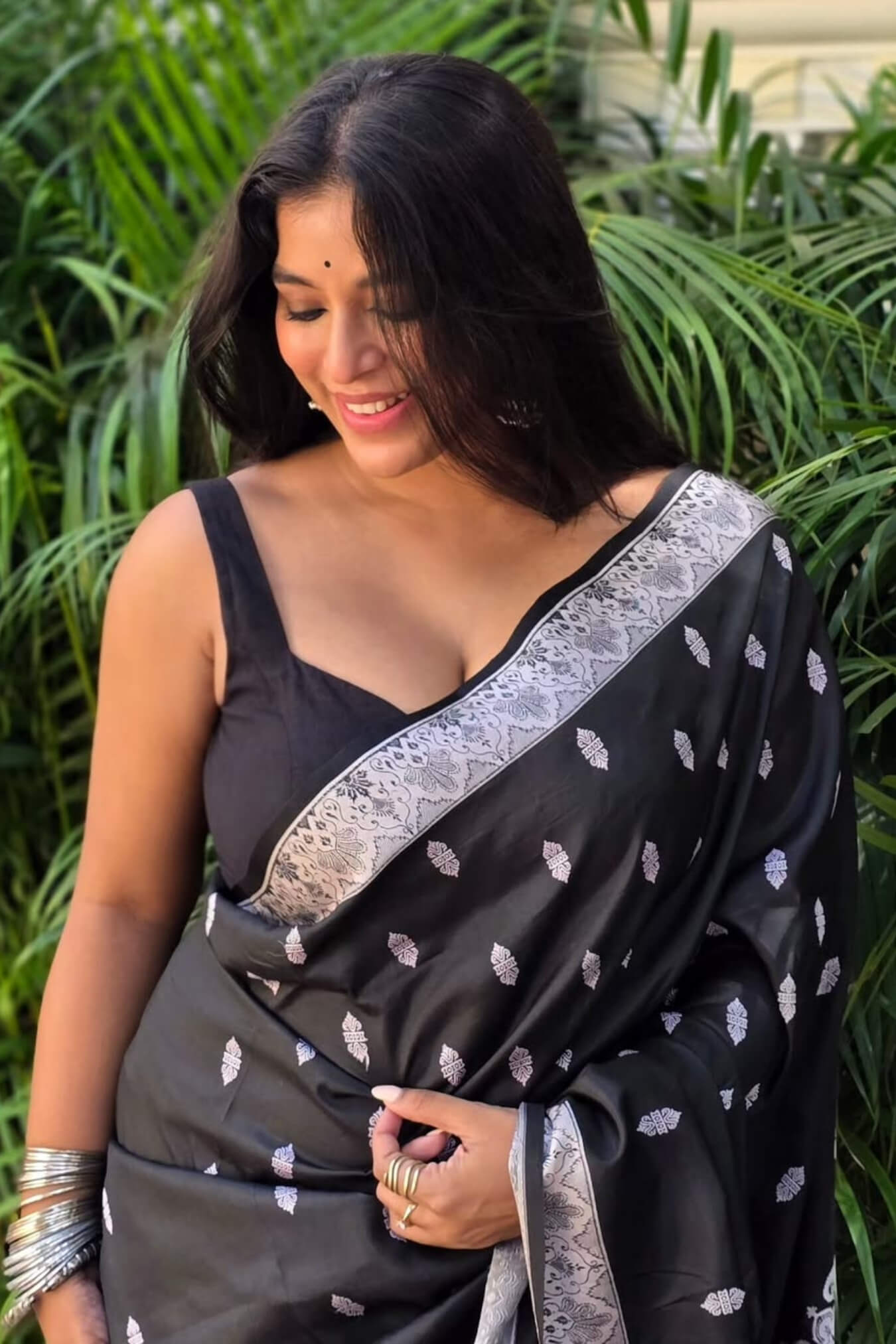 Glowing Black Soft Silk Saree With Lovely Blouse Piece