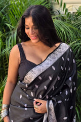 Glowing Black Soft Silk Saree With Lovely Blouse Piece