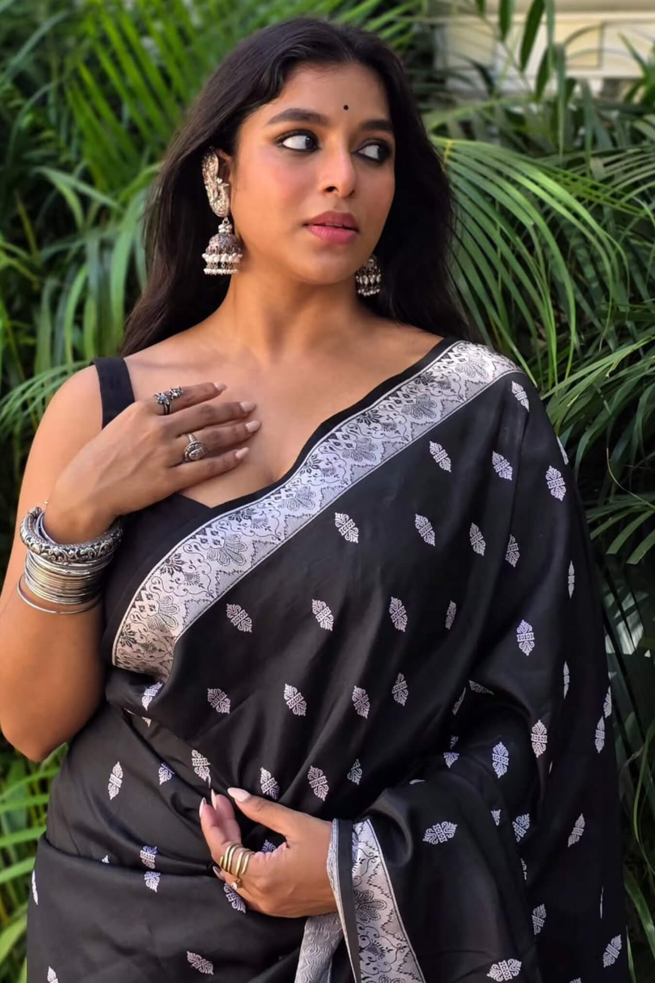 Glowing Black Soft Silk Saree With Lovely Blouse Piece