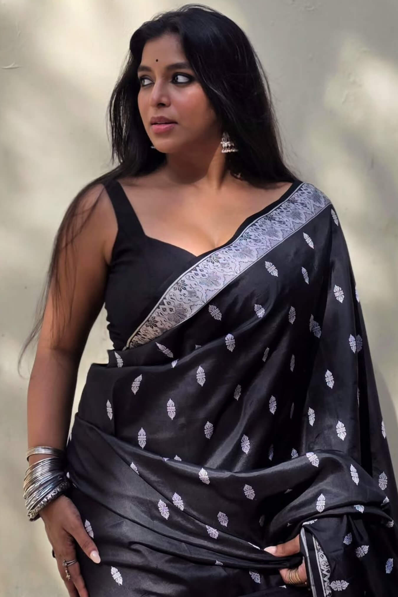 Glowing Black Soft Silk Saree With Lovely Blouse Piece