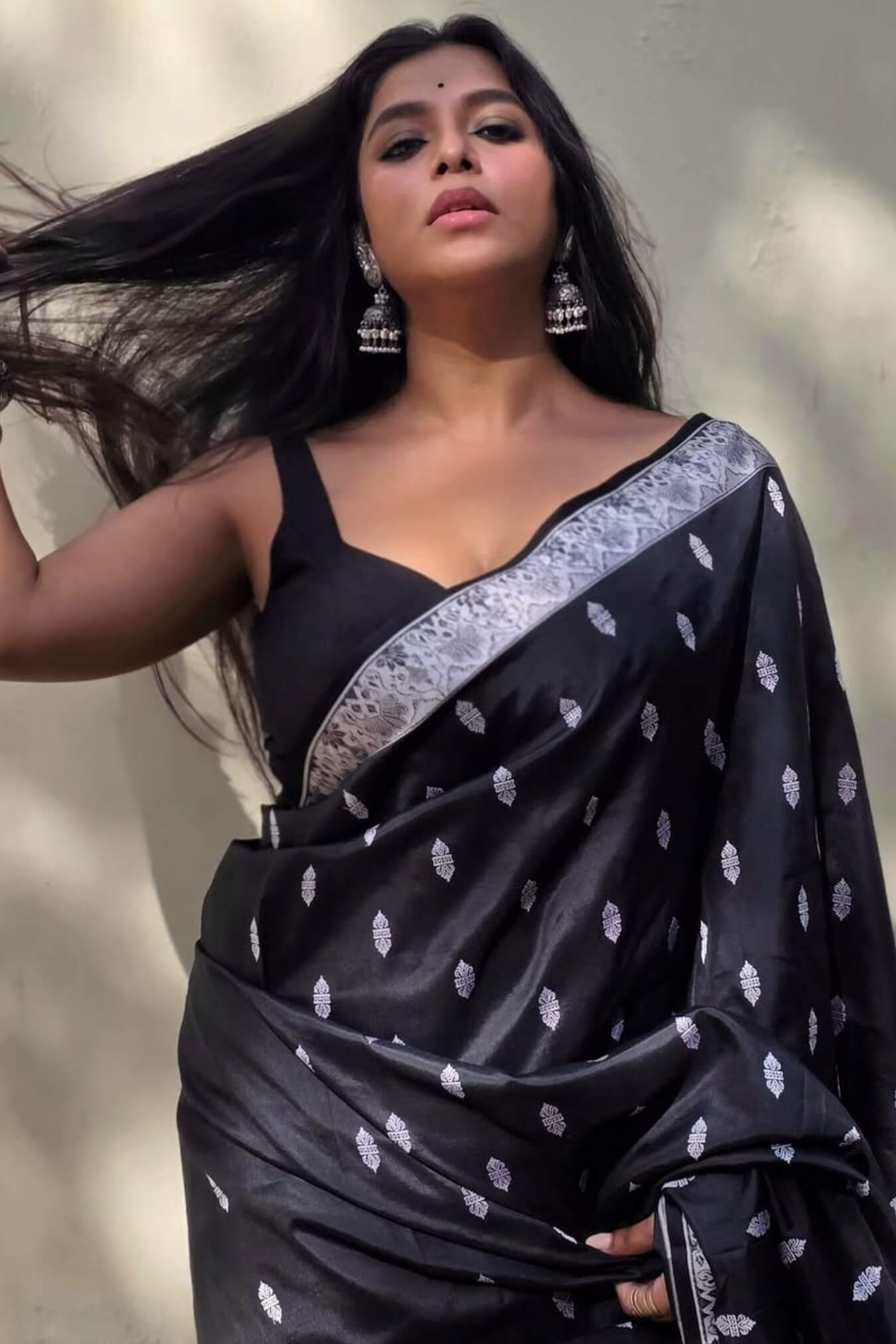 Glowing Black Soft Silk Saree With Lovely Blouse Piece