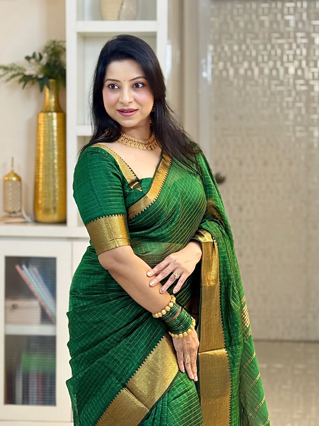 Serendipity Dark Green Soft Silk Saree With Phenomenal Blouse Piece