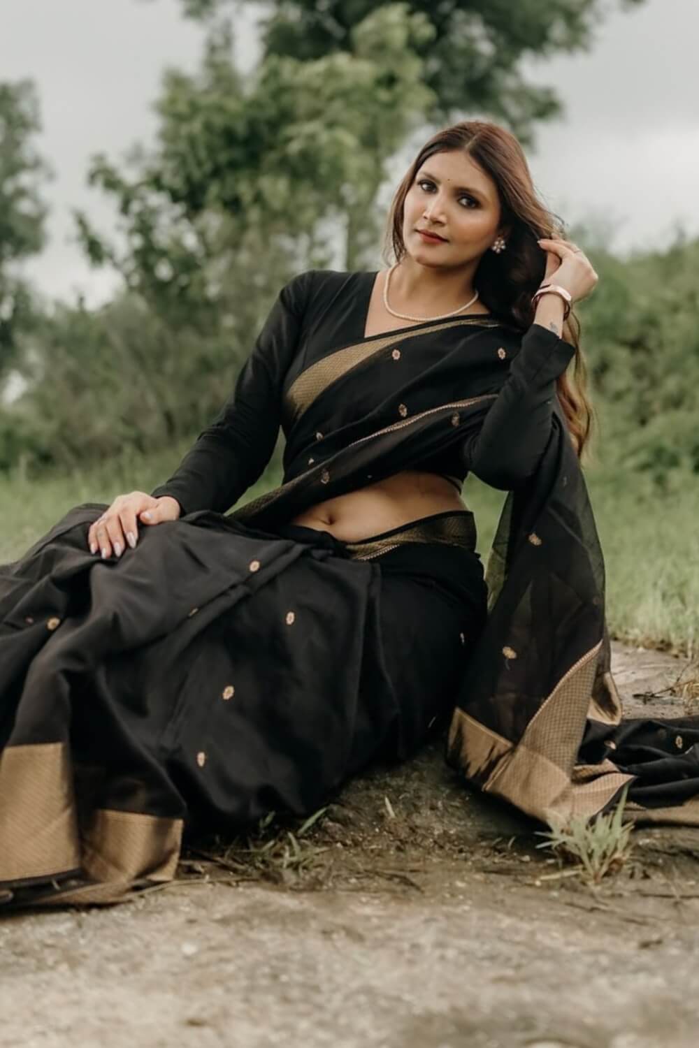 Posh Black Soft Silk Saree With Pretty Blouse Piece