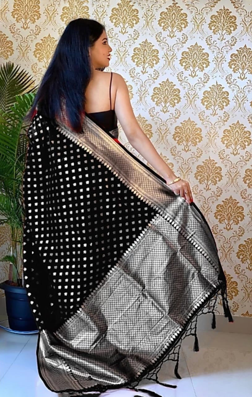 Smart Black Soft Silk Saree With Ravishing Blouse Piece