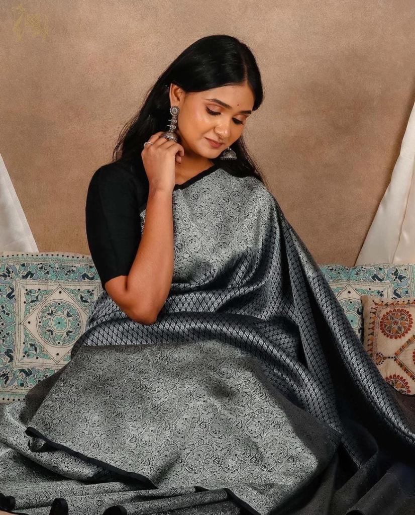 Unique Black Soft Silk Saree With Gratifying Blouse Piece