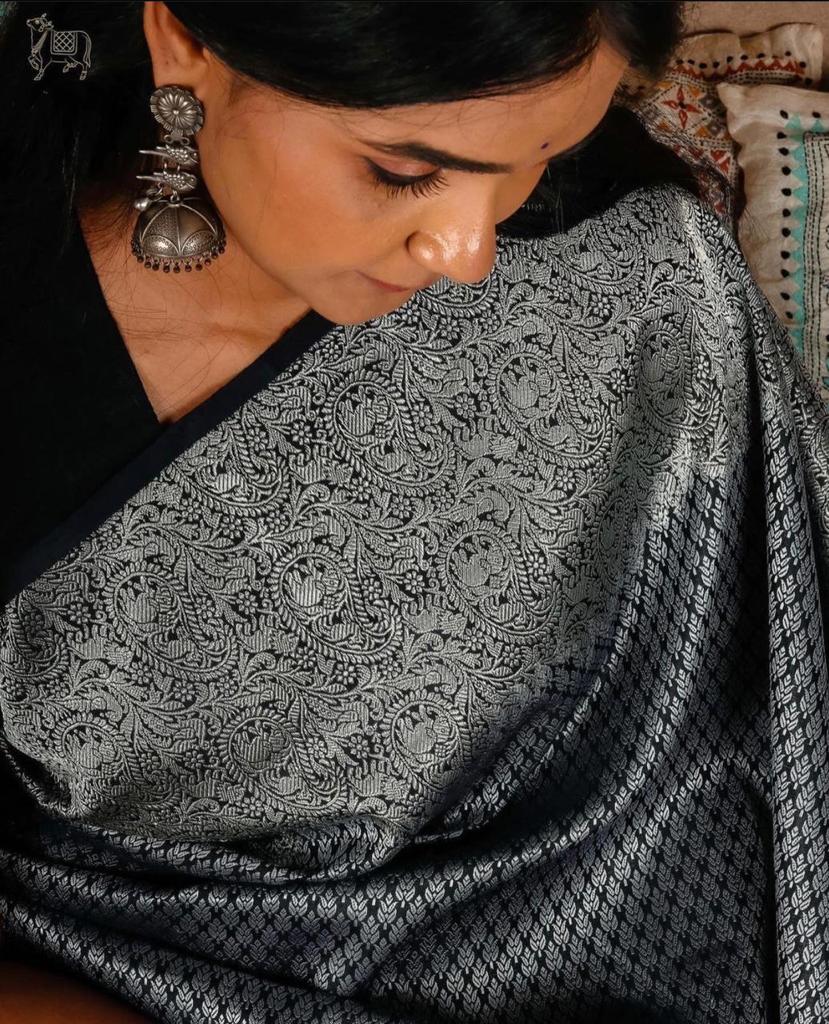 Unique Black Soft Silk Saree With Gratifying Blouse Piece