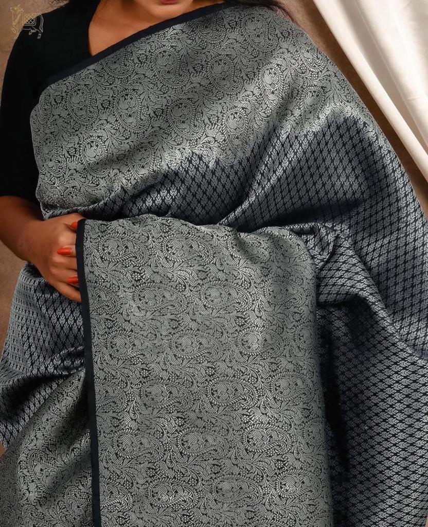 Unique Black Soft Silk Saree With Gratifying Blouse Piece