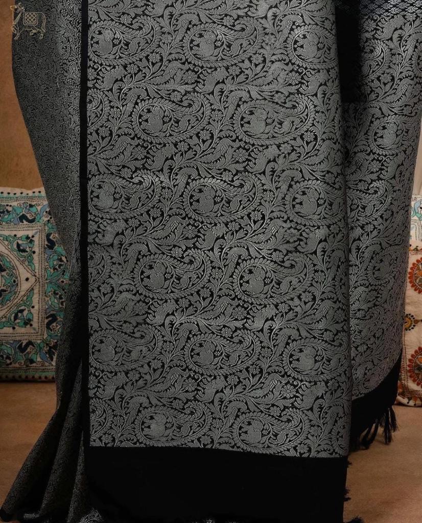 Unique Black Soft Silk Saree With Gratifying Blouse Piece