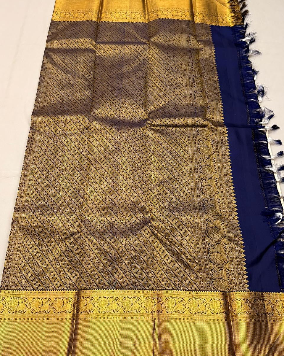 Fantabulous Off White Soft Silk Saree With Artistic Blouse Piece