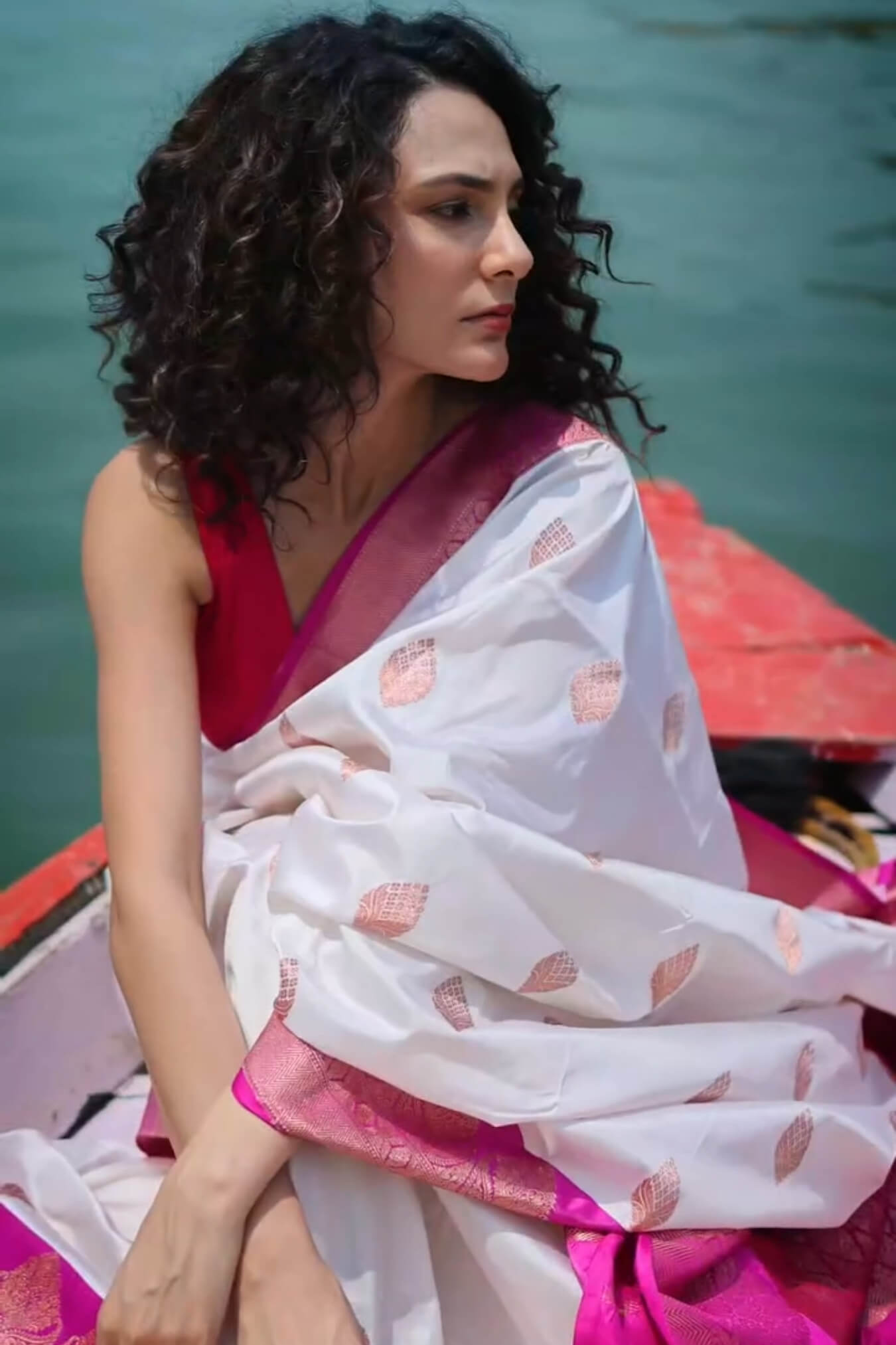 Effulgent Off White Soft Silk Saree With Nectarous Blouse Piece
