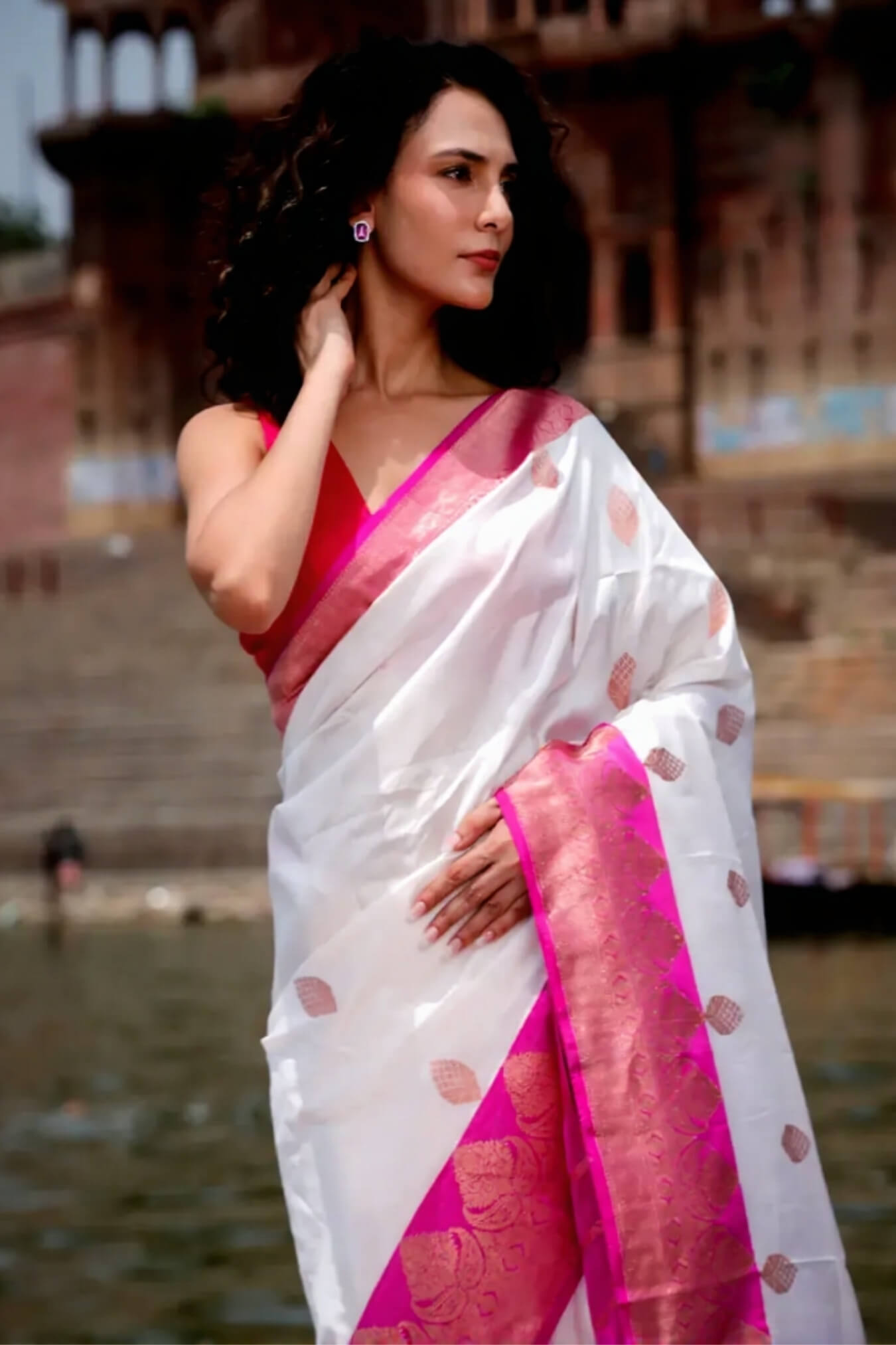 Effulgent Off White Soft Silk Saree With Nectarous Blouse Piece