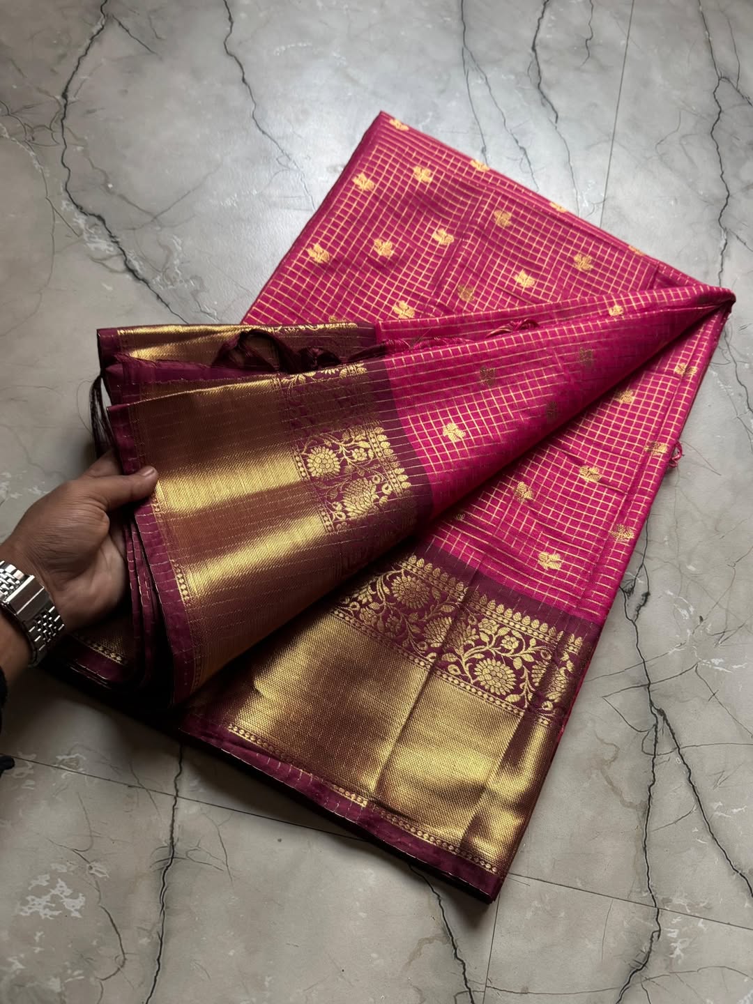 Arresting Dark Pink Soft Silk Saree With Quixotic Blouse Piece