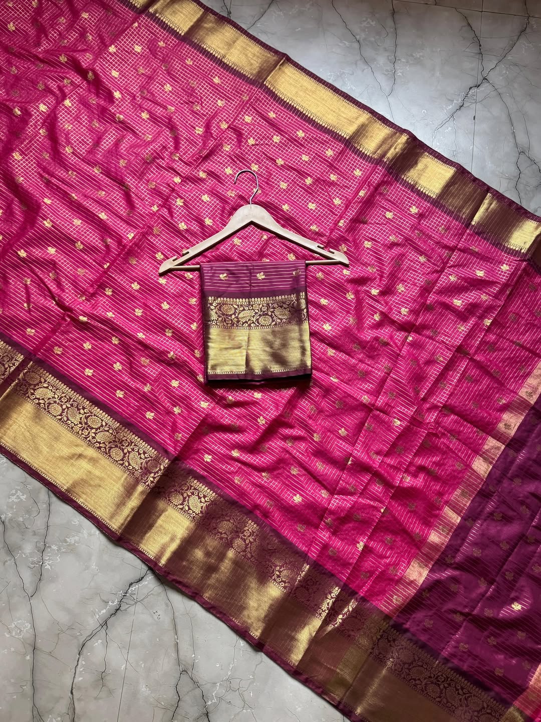 Arresting Dark Pink Soft Silk Saree With Quixotic Blouse Piece
