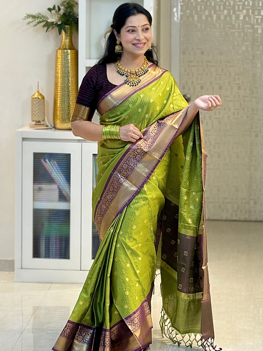 Flamboyant Green Soft Silk Saree With Forbearance Blouse Piece