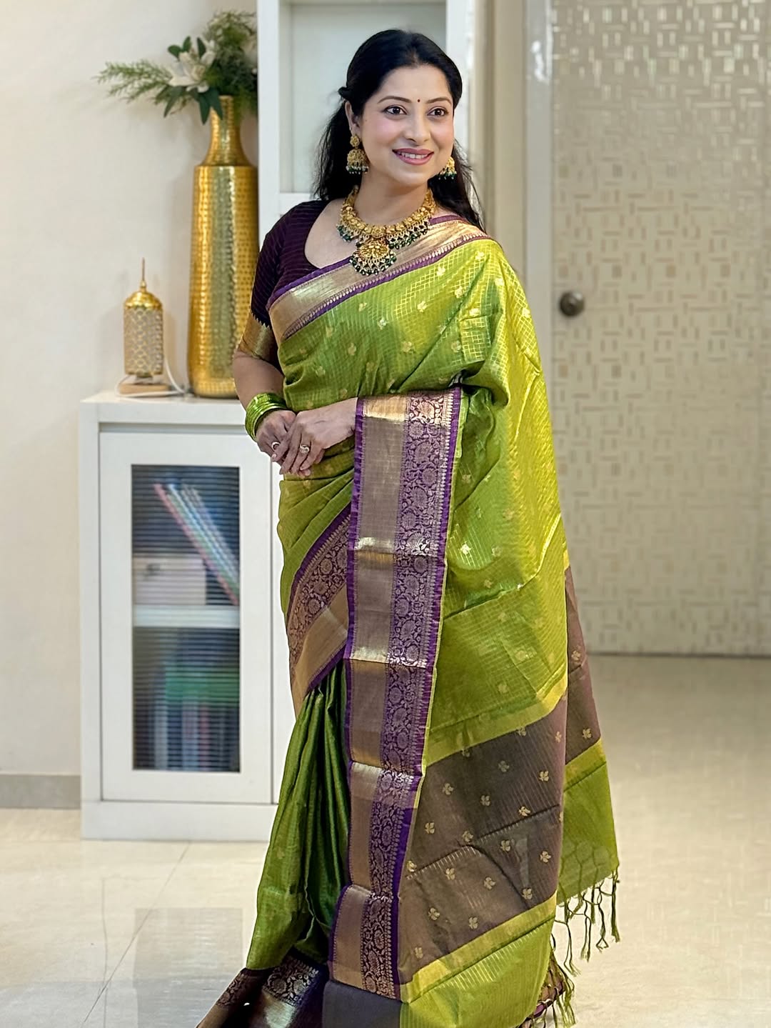 Flamboyant Green Soft Silk Saree With Forbearance Blouse Piece