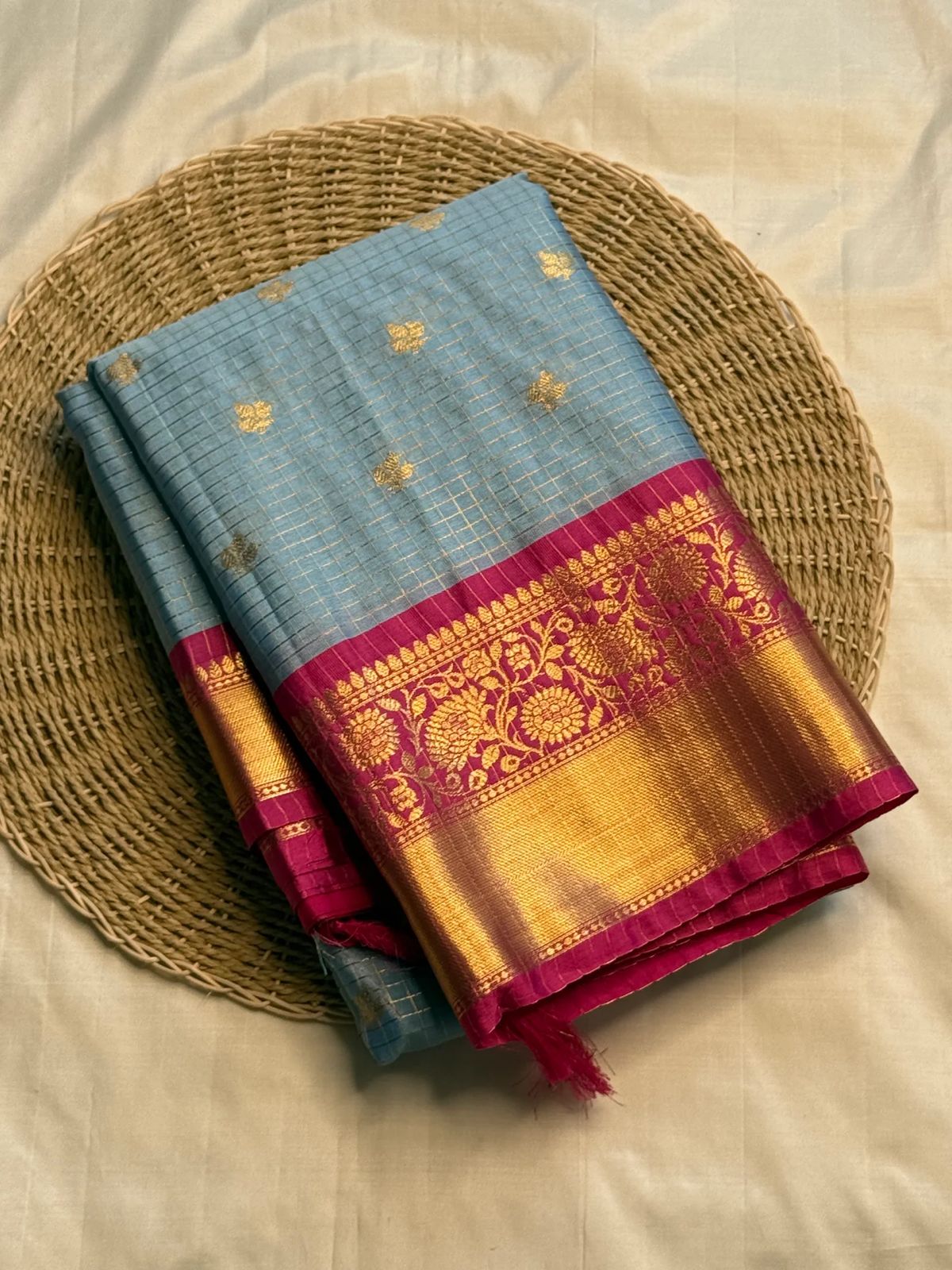 Comely Grey Soft Silk Saree With Gleaming Blouse Piece