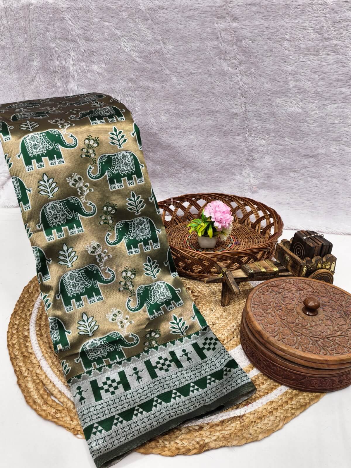 Pulsating Green Pure Zari Weaving Banarasi Silk Saree With Efflorescence Blouse Piece