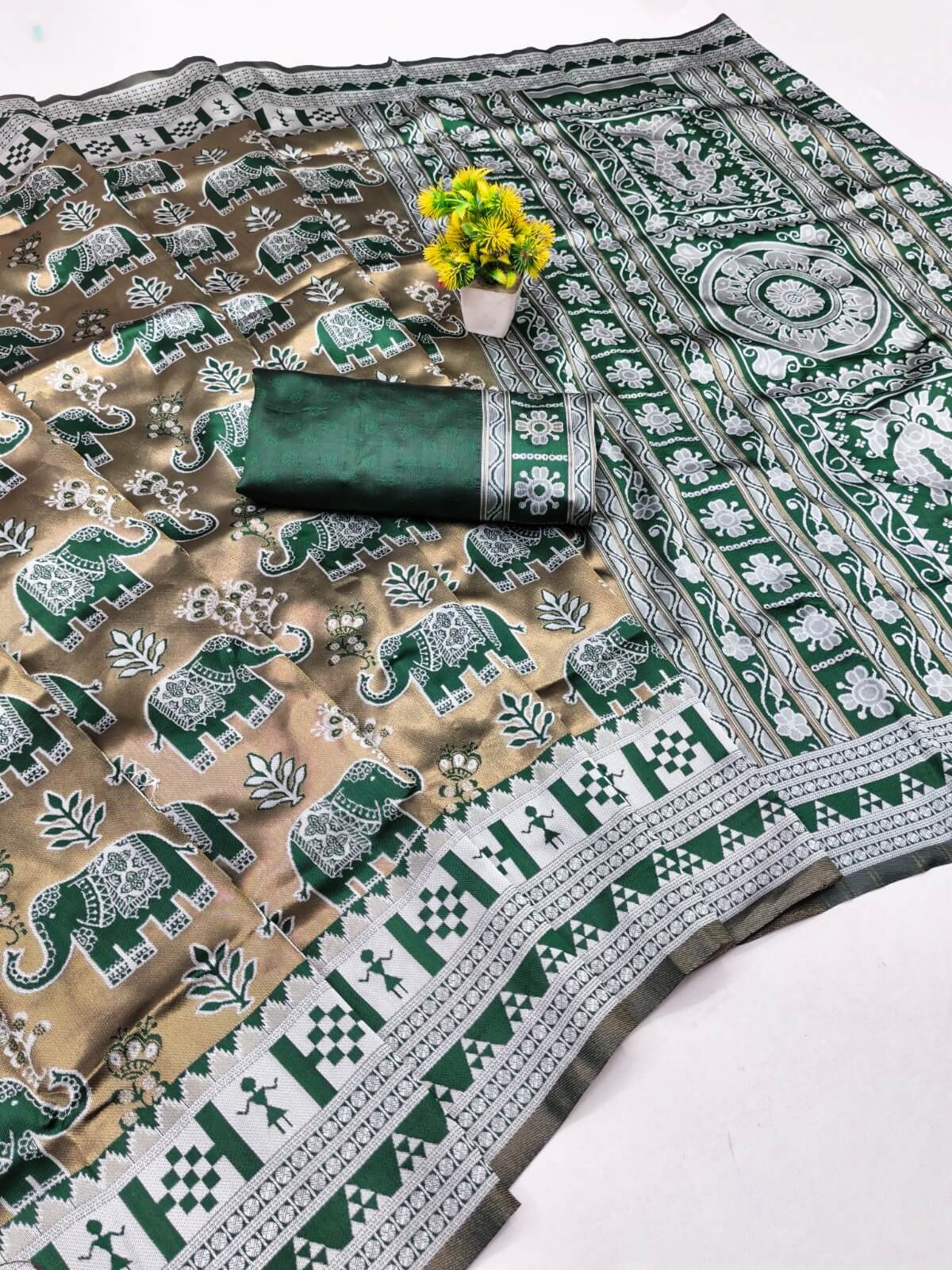 Pulsating Green Pure Zari Weaving Banarasi Silk Saree With Efflorescence Blouse Piece