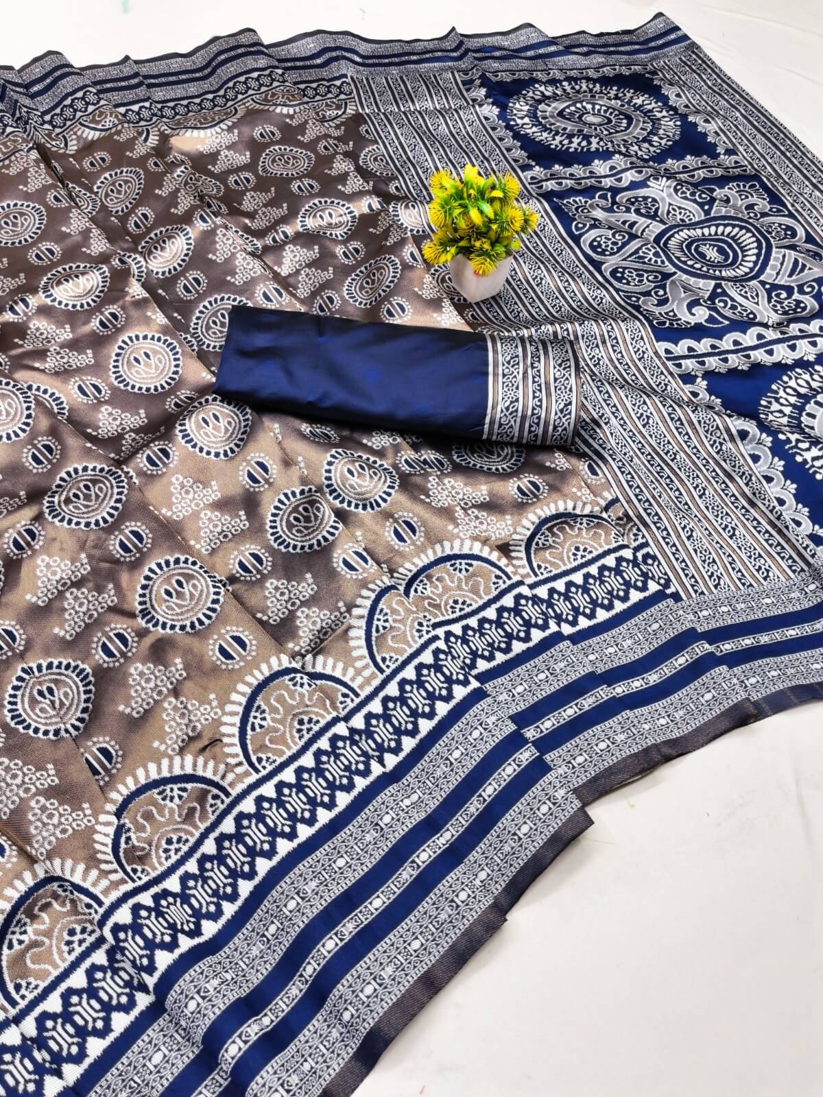 Imbrication Blue Pure Zari Weaving Banarasi Silk Saree With Evocative Blouse Piece