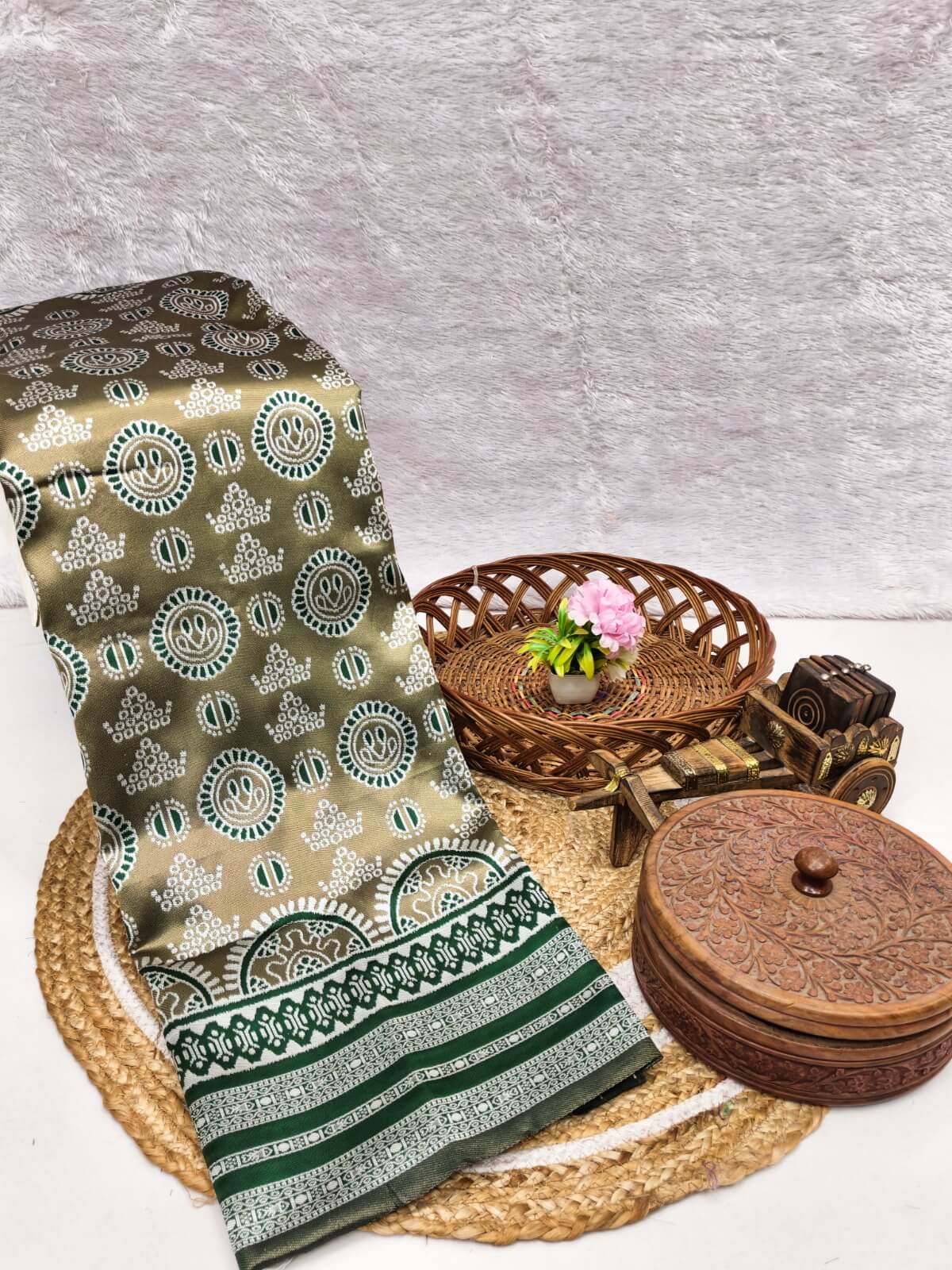 Ailurophile Green Pure Zari Weaving Banarasi Silk Saree With Lagniappe Blouse Piece