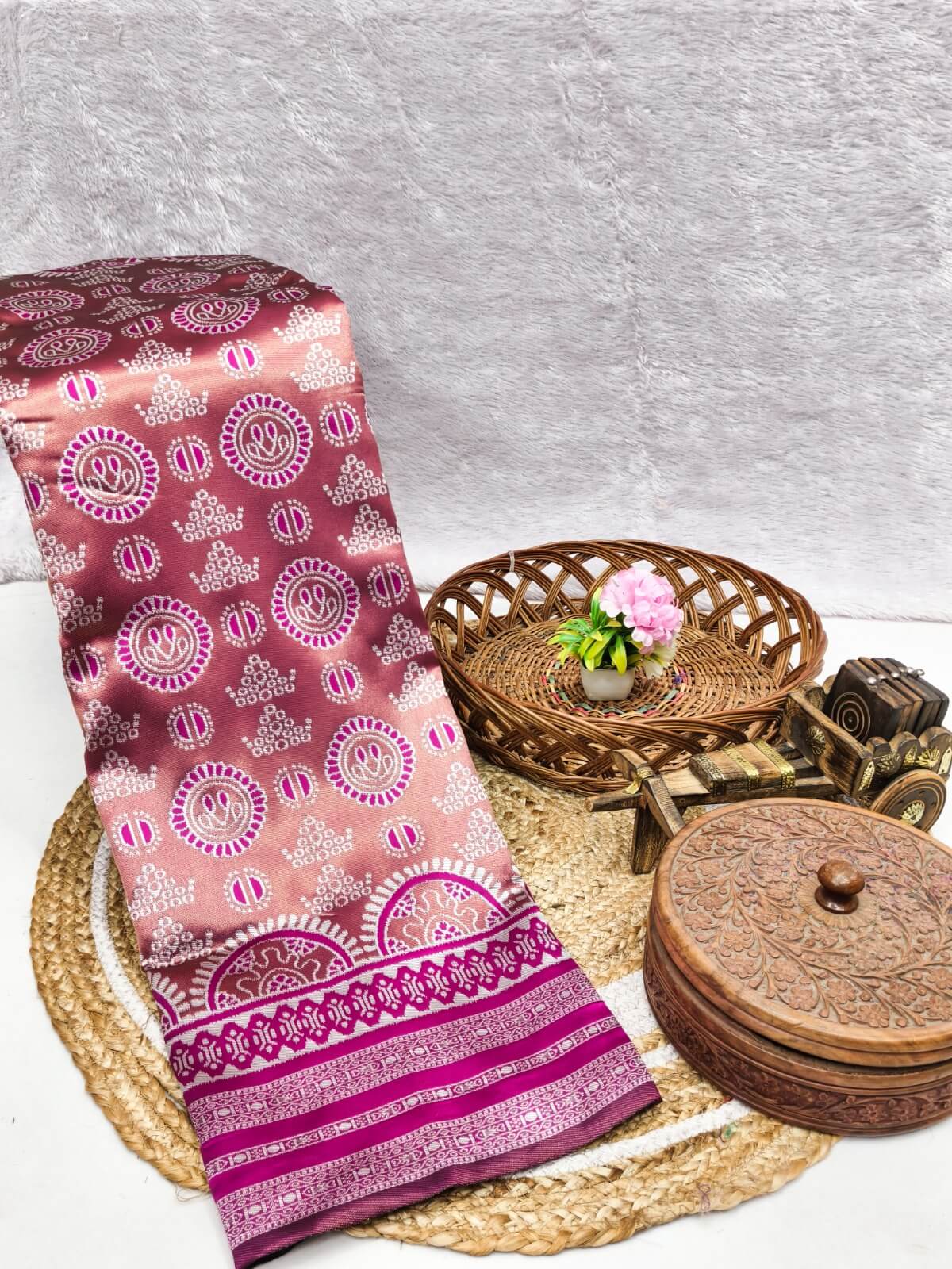 Glorious Magenta Pure Zari Weaving Banarasi Silk Saree With Gleaming Blouse Piece