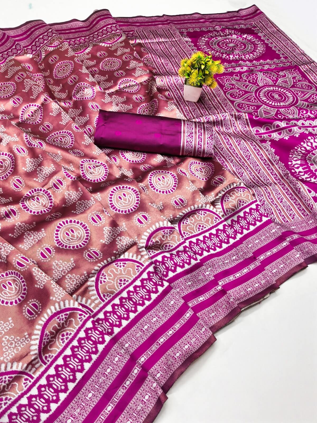 Glorious Magenta Pure Zari Weaving Banarasi Silk Saree With Gleaming Blouse Piece
