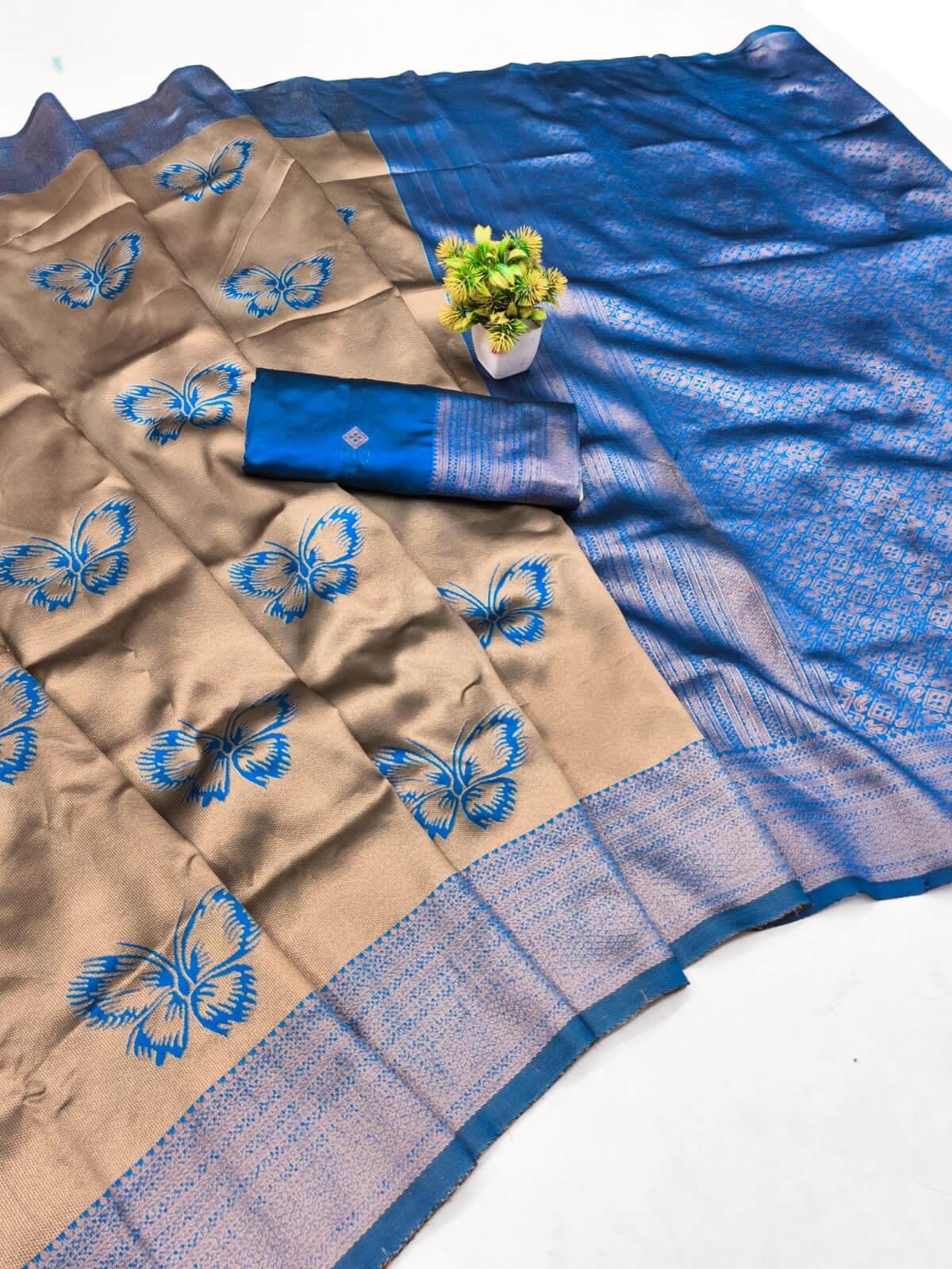Diaphanous Beige Pure Zari Weaving Banarasi Silk Saree With Desuetude Blouse Piece