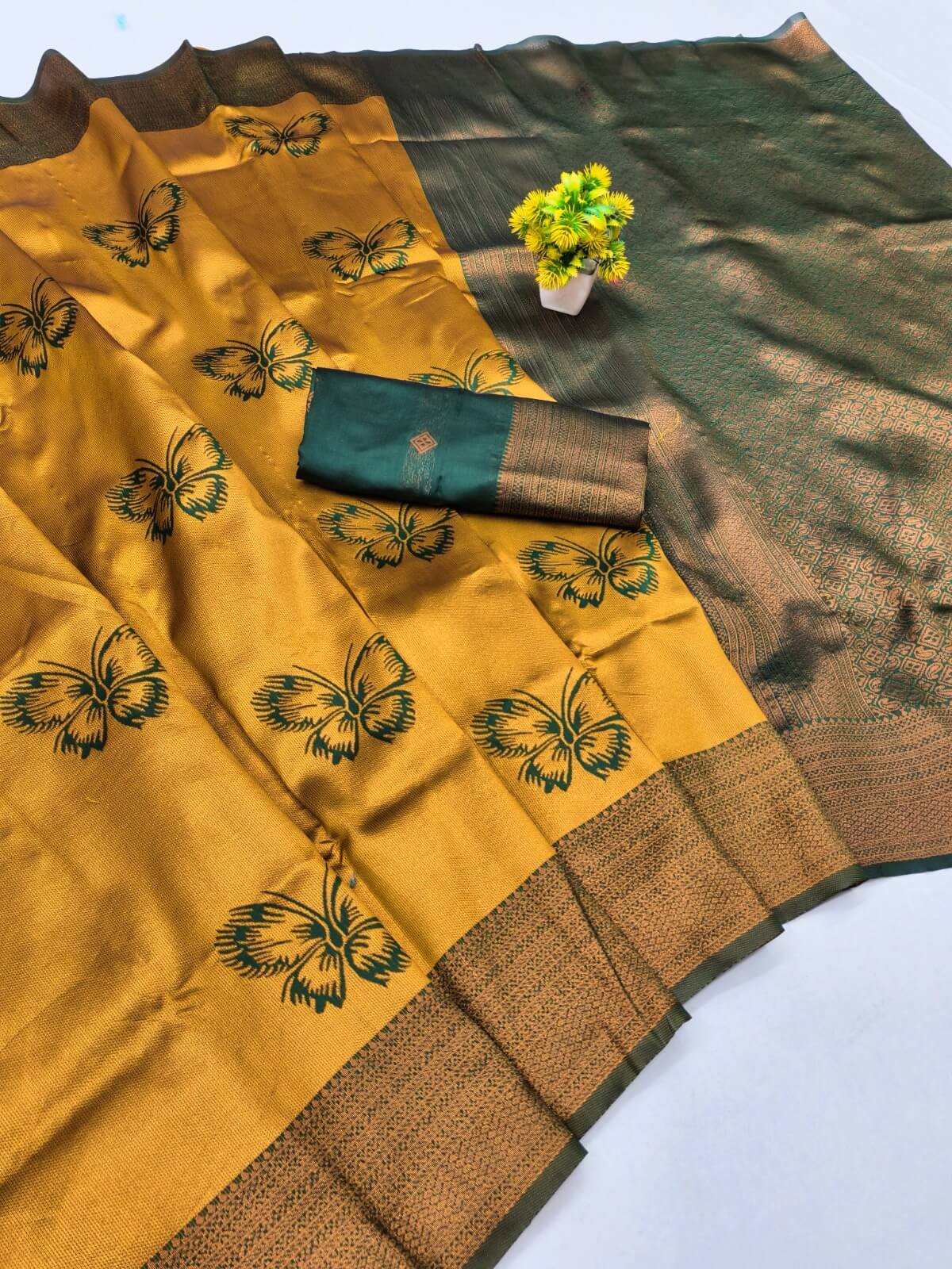 Proficient Yellow Pure Zari Weaving Banarasi Silk Saree With Amiable Blouse Piece