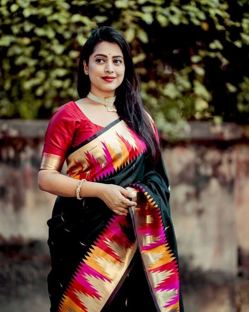 Vestigial Black Soft Silk Saree With Fragrant Blouse Piece