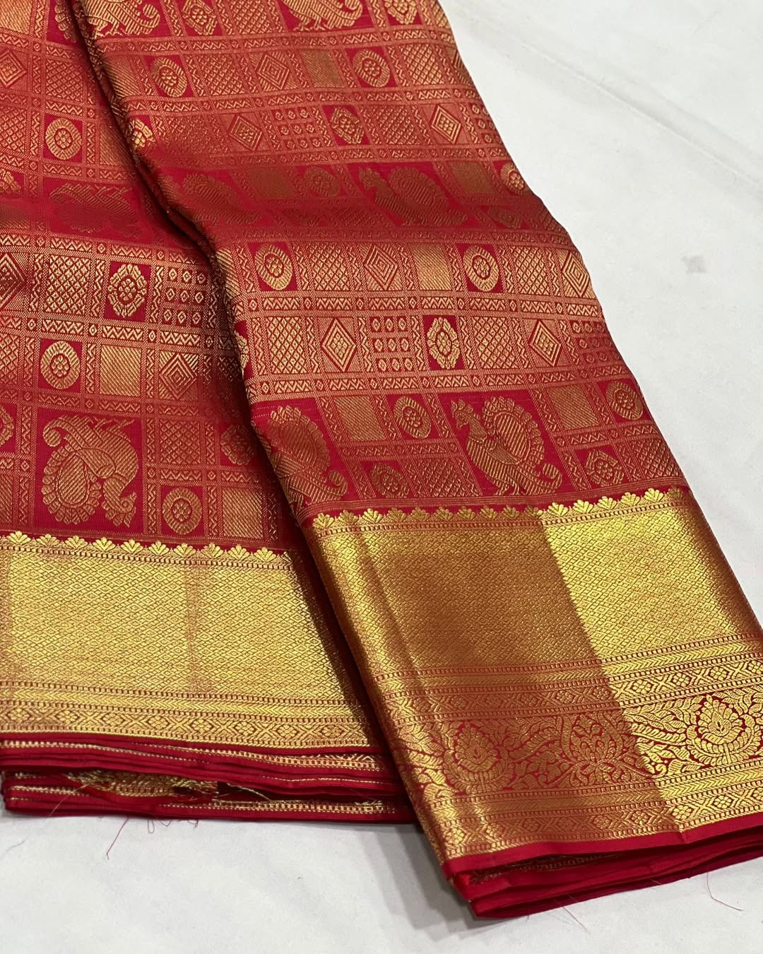 Energetic Red Soft Banarasi Silk Saree With Palimpsest Blouse Piece
