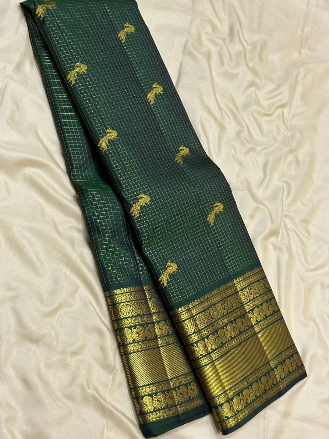 Divine Dark Green Pure Zari Weaving Banarasi Silk Saree With Diaphanous Blouse Piece