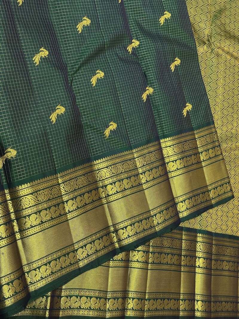 Divine Dark Green Pure Zari Weaving Banarasi Silk Saree With Diaphanous Blouse Piece