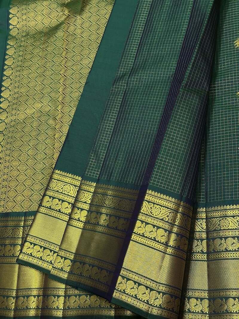 Divine Dark Green Pure Zari Weaving Banarasi Silk Saree With Diaphanous Blouse Piece