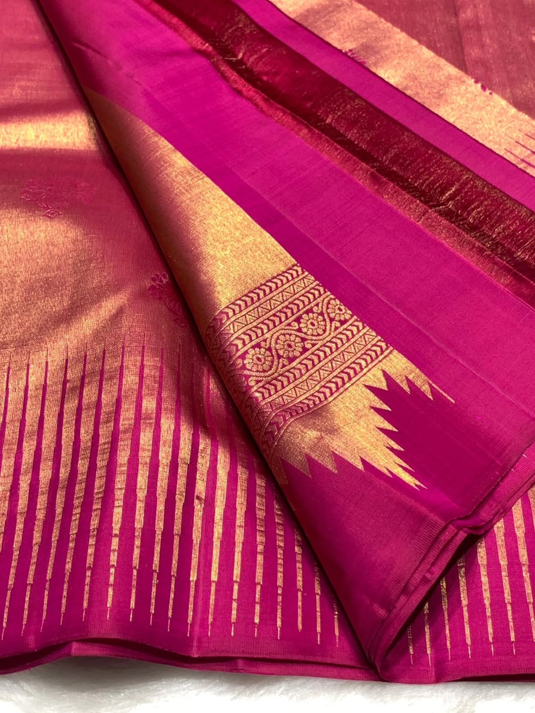 Prominent Dark Pink Pure Zari Weaving Banarasi Silk Saree With Palimpsest Blouse Piece