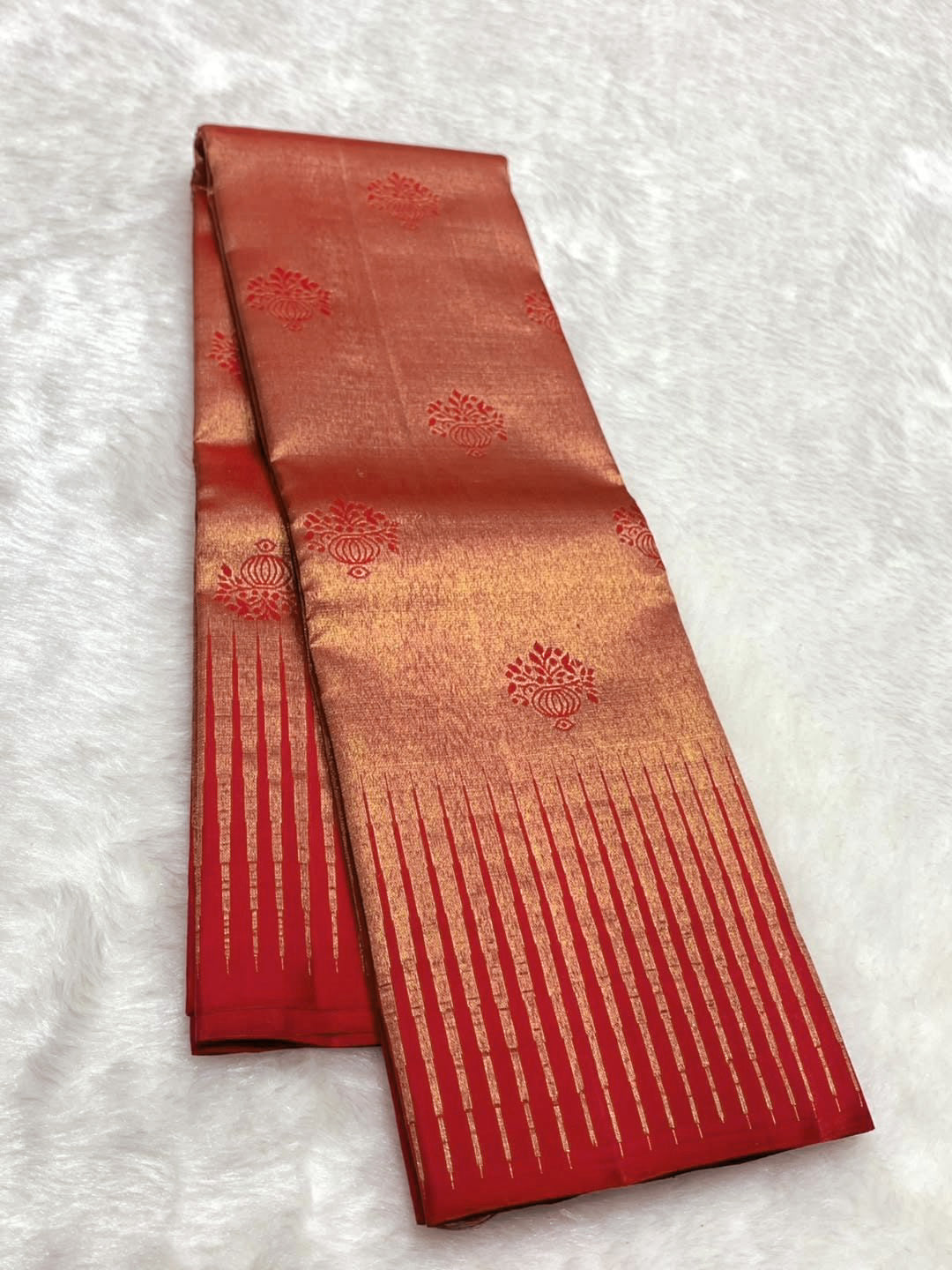 Luminous Red Pure Zari Weaving Banarasi Silk Saree With Snappy Blouse Piece