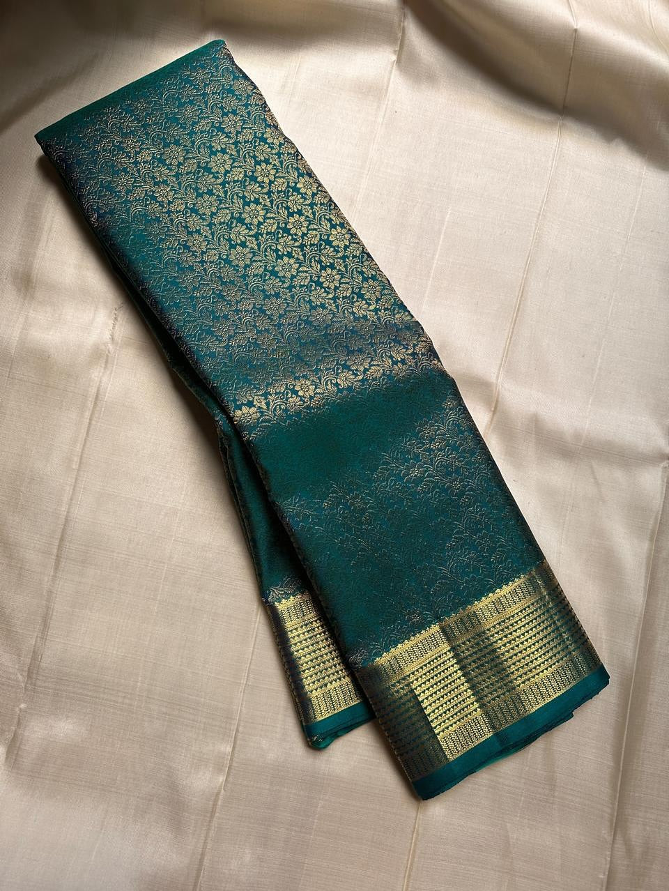 Sempiternal Rama Pure Zari Weaving Banarasi Silk Saree With Refreshing Blouse Piece
