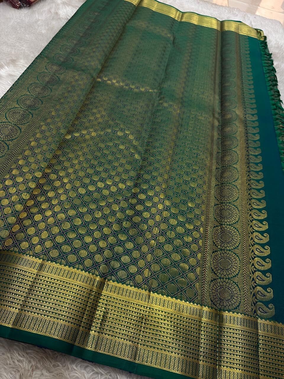 Sempiternal Rama Pure Zari Weaving Banarasi Silk Saree With Refreshing Blouse Piece
