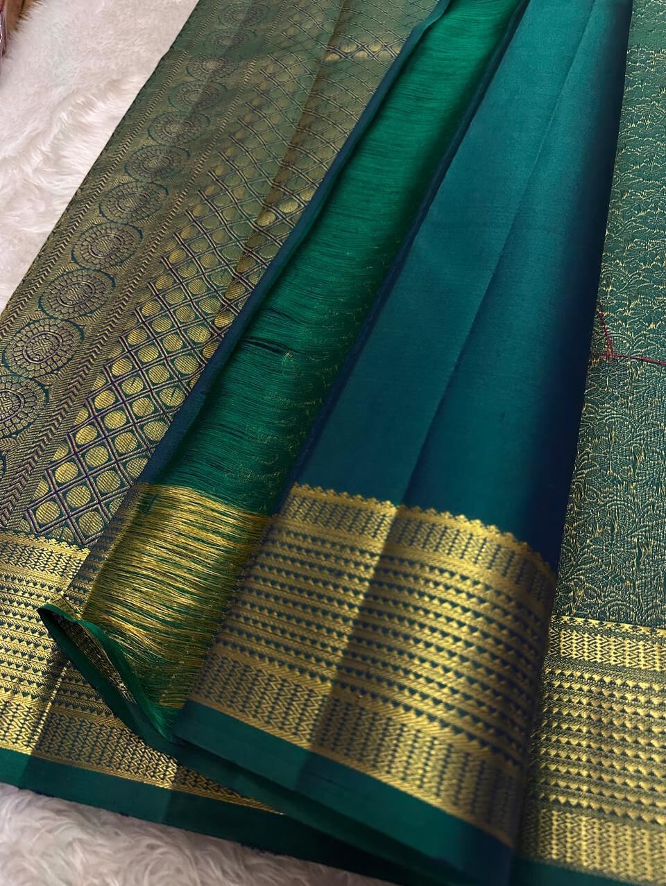 Sempiternal Rama Pure Zari Weaving Banarasi Silk Saree With Refreshing Blouse Piece