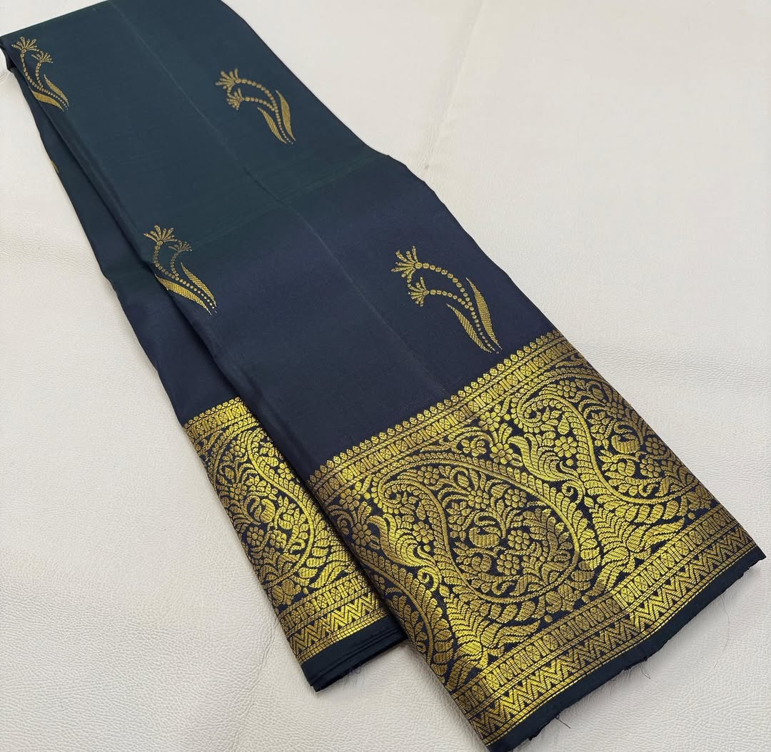 Magnetic Navy Blue Pure Zari Weaving Banarasi Silk Saree With Ravishing Blouse Piece