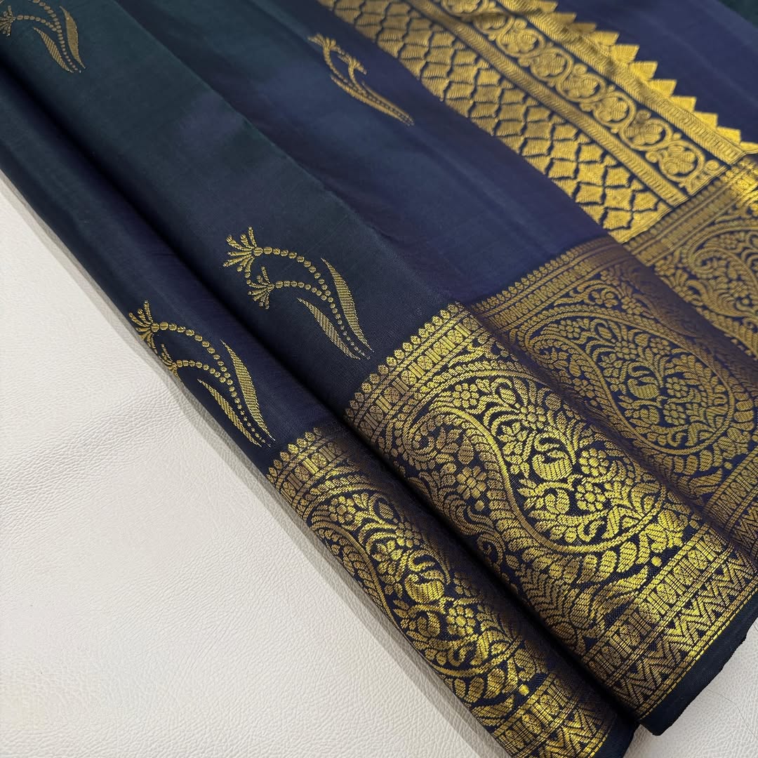 Magnetic Navy Blue Pure Zari Weaving Banarasi Silk Saree With Ravishing Blouse Piece